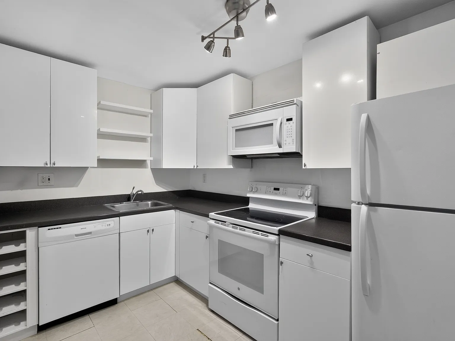 2 bed, 899 sqft, $1,750 — Photo 3