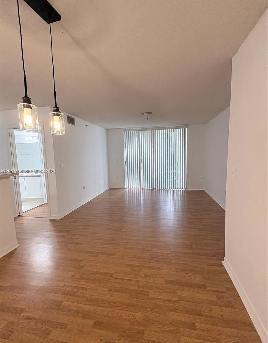 Devonaire Condo At Pembro — Photo 2