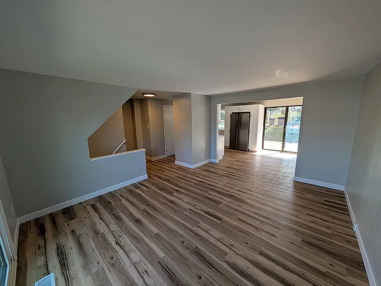 215 Parkwood Dr #MAIN — Photo 3