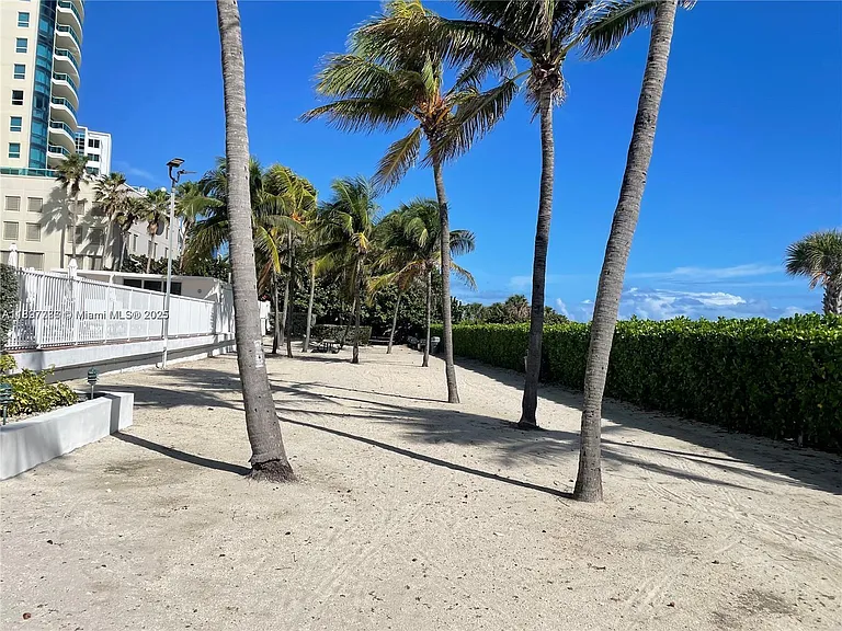 5005 Collins Ave #1523 — Photo 34