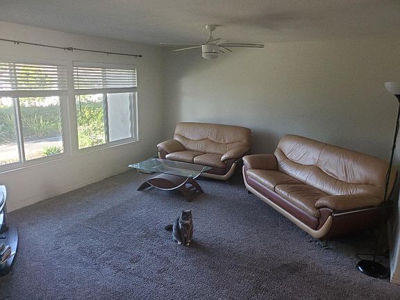 Living room with TV and Wifi included