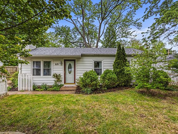 3rd image of 1619 Clover Ln