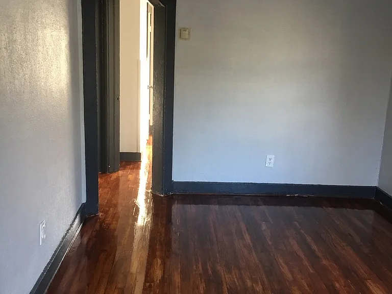 207 N Albany Ave — Photo 6