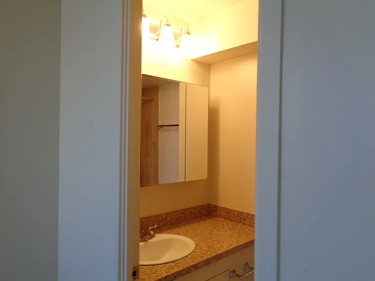 1545 Liona St — Photo 7