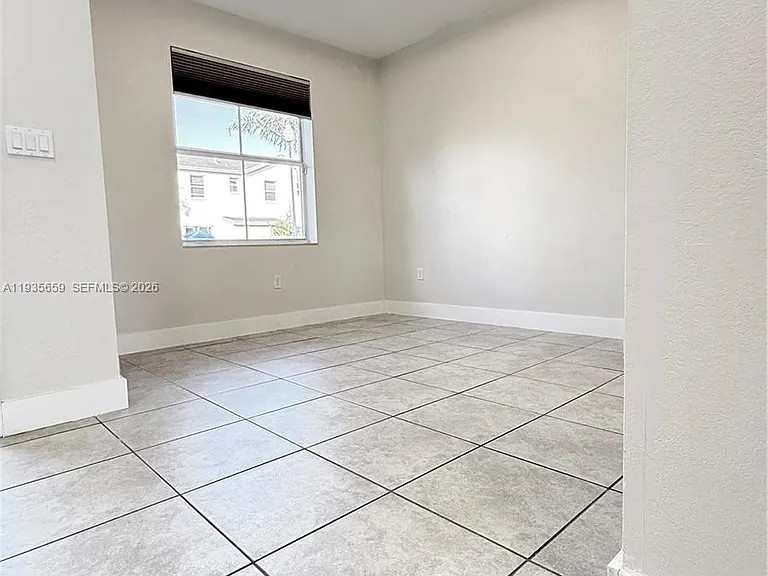 134 SE 28th Ter #5 — Photo 3