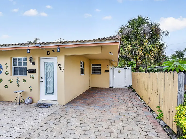 3207 Marine Dr #C — Photo 2