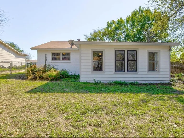 1428 Laurel Ln — Photo 12