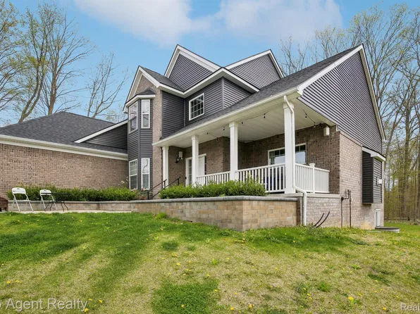 59419 Deer Haven Dr, South Lyon, MI 48178