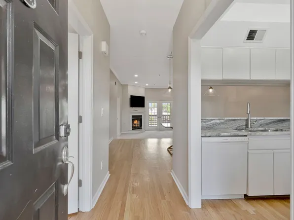 145 W End Pl, Nashville, TN 37205