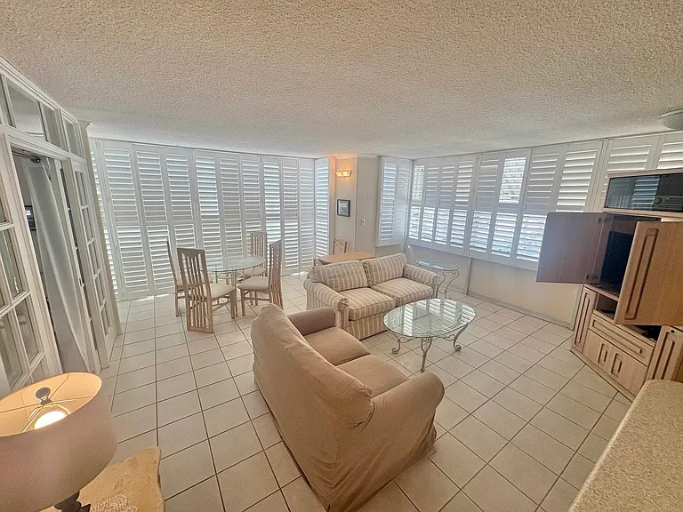 2415 Ala Wai Blvd — Photo 9