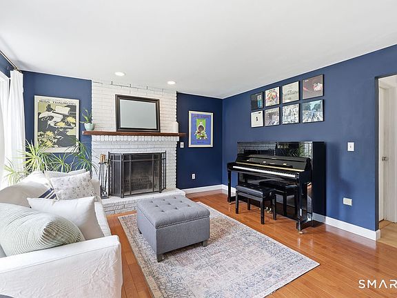 5th image of 84 Lake Garda Dr