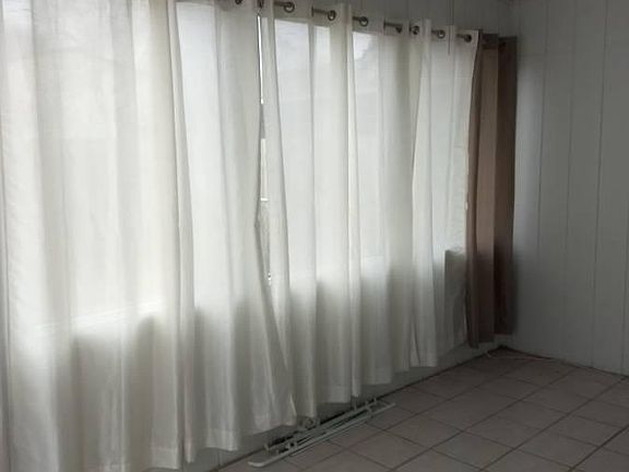 Florida room with screed door, large bright windows