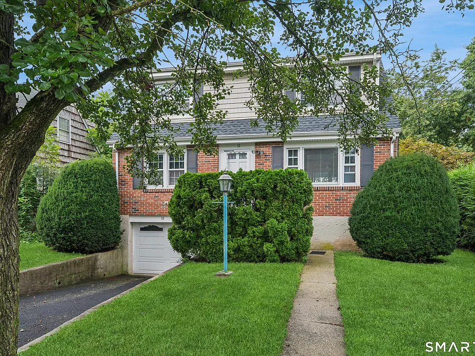 32 Hollow Wood Ln