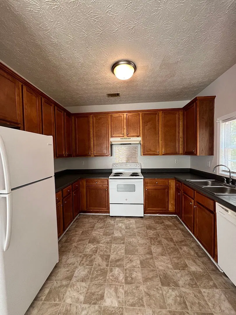 390 Hawthorne Ext L 3 Bed, 2 Bath — Photo 4