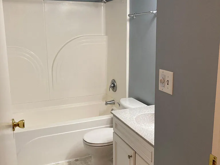 585 Meadowview Ln — Photo 12