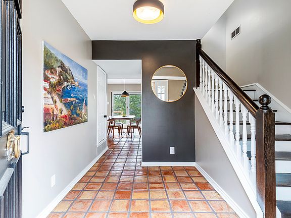 5th image of 204 Sovereign Ct