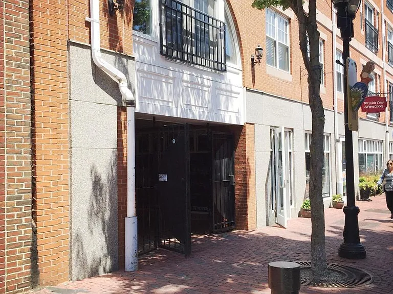Essex Street - Juliet Balcony