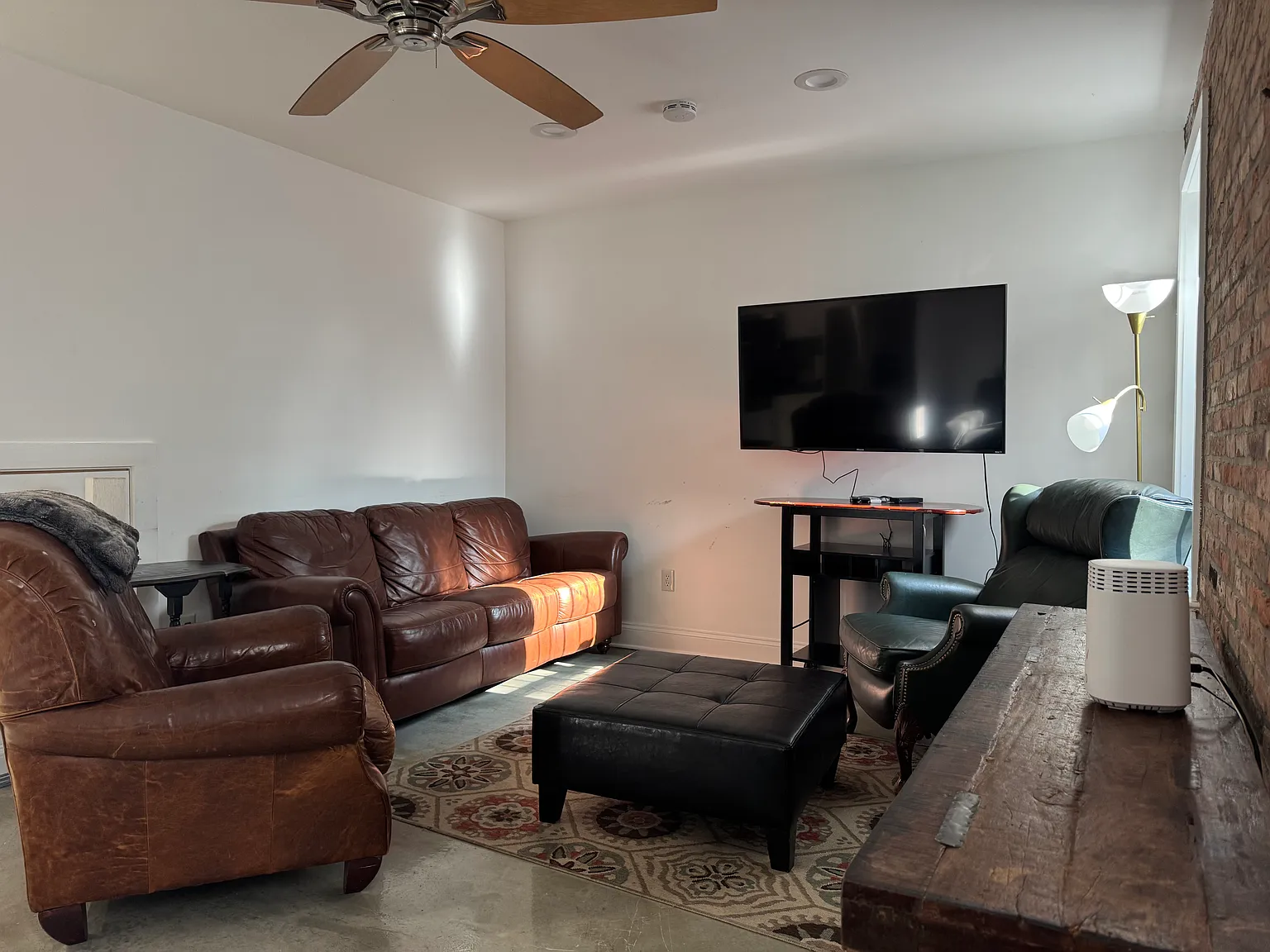 4 bed, 2200 sqft, $6,400 — Photo 3