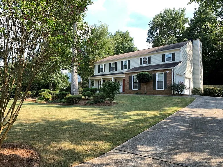 4536 Woodlawn Lake Dr — Photo 2