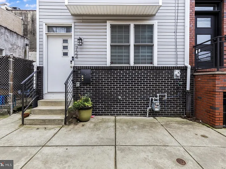 724 E Thompson St — Photo 32