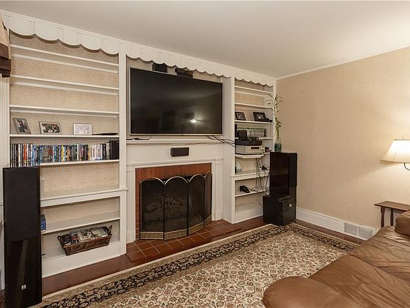 5th image of 1571 Commodore Rd