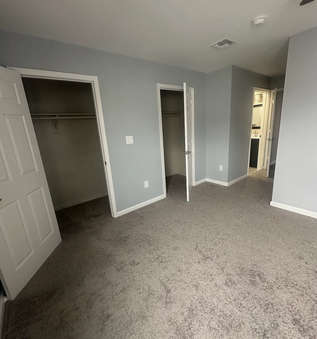 Furnished 3-Bedroom Home with Open Living in Elizabeth, NJ — Photo 3