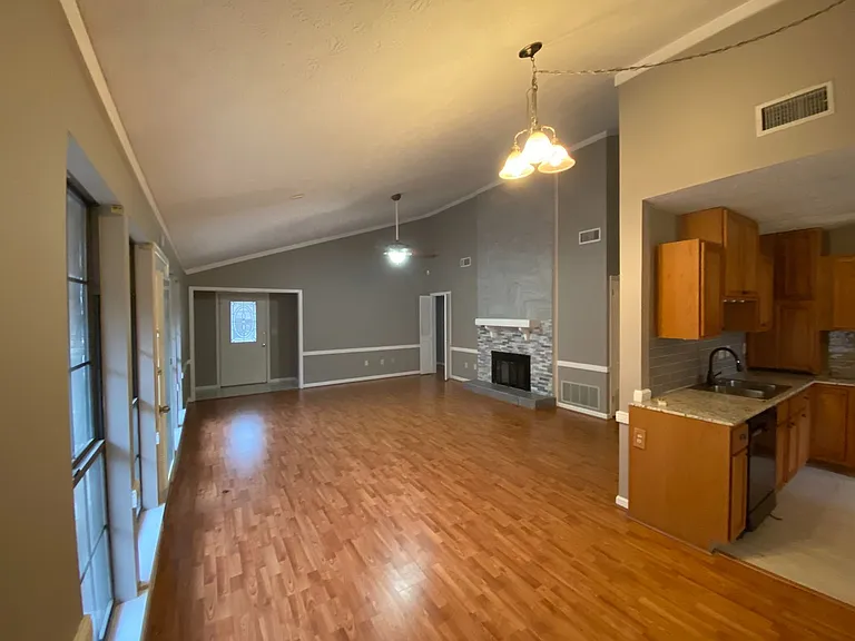 1607 Salisbury Pl — Photo 6