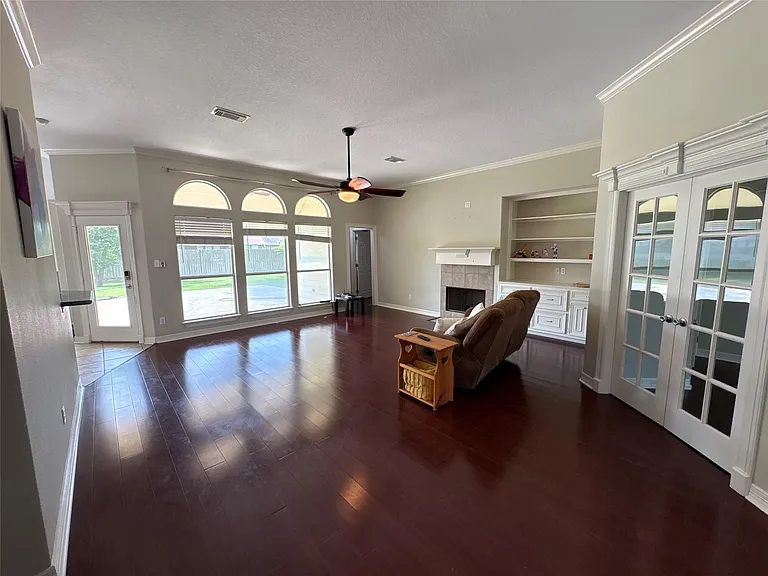 308 Williamsburg Ave — Photo 6
