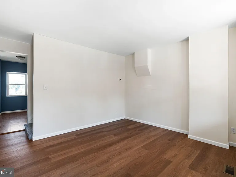 613 N Scott St — Photo 5