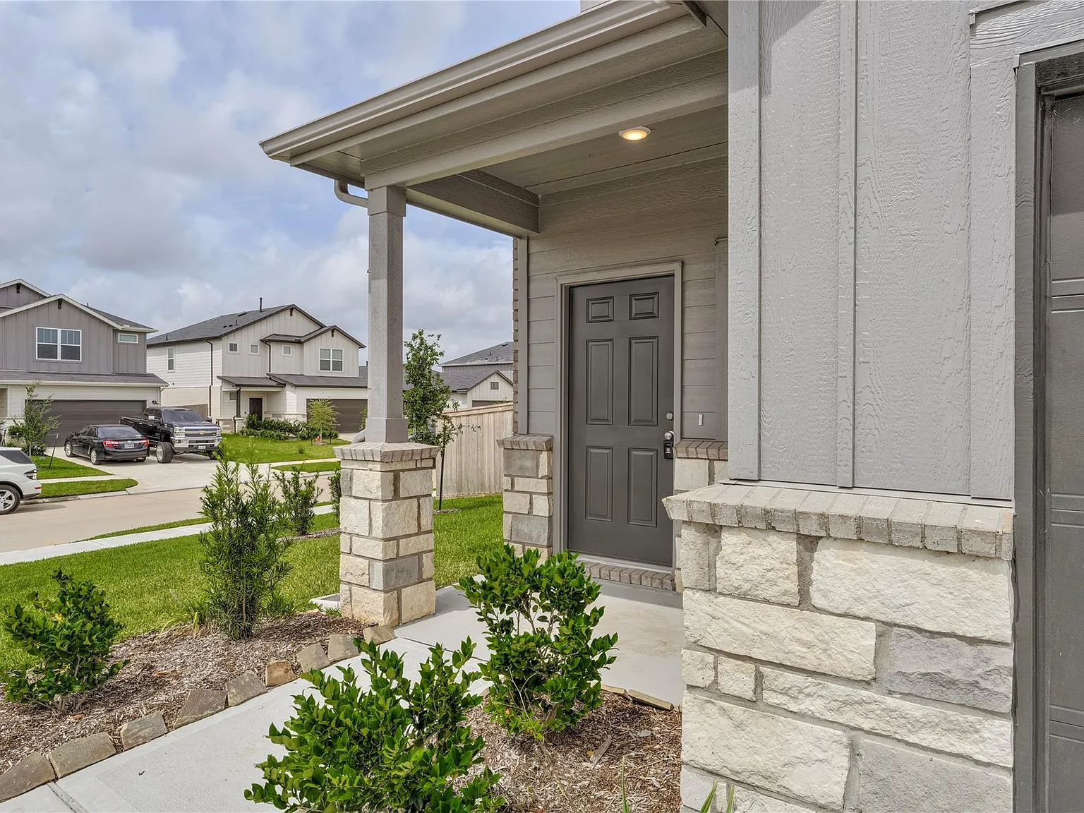 4 bed, 2.0 bath, 1777 sqft, $2,050 — Photo 2