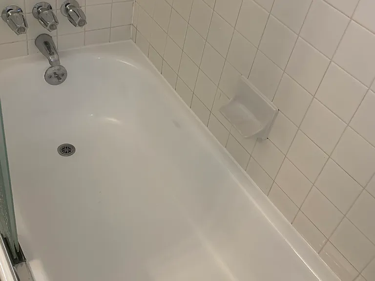 Bathroom 1 (Full, Upstairs)