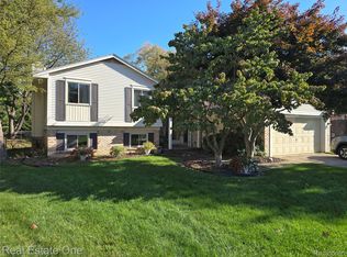 5506 Fox Chase Ln, Clarkston, MI 48346