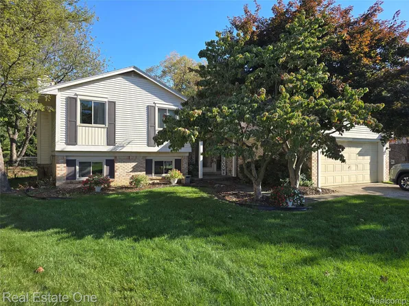5506 Fox Chase Ln, Clarkston, MI 48346