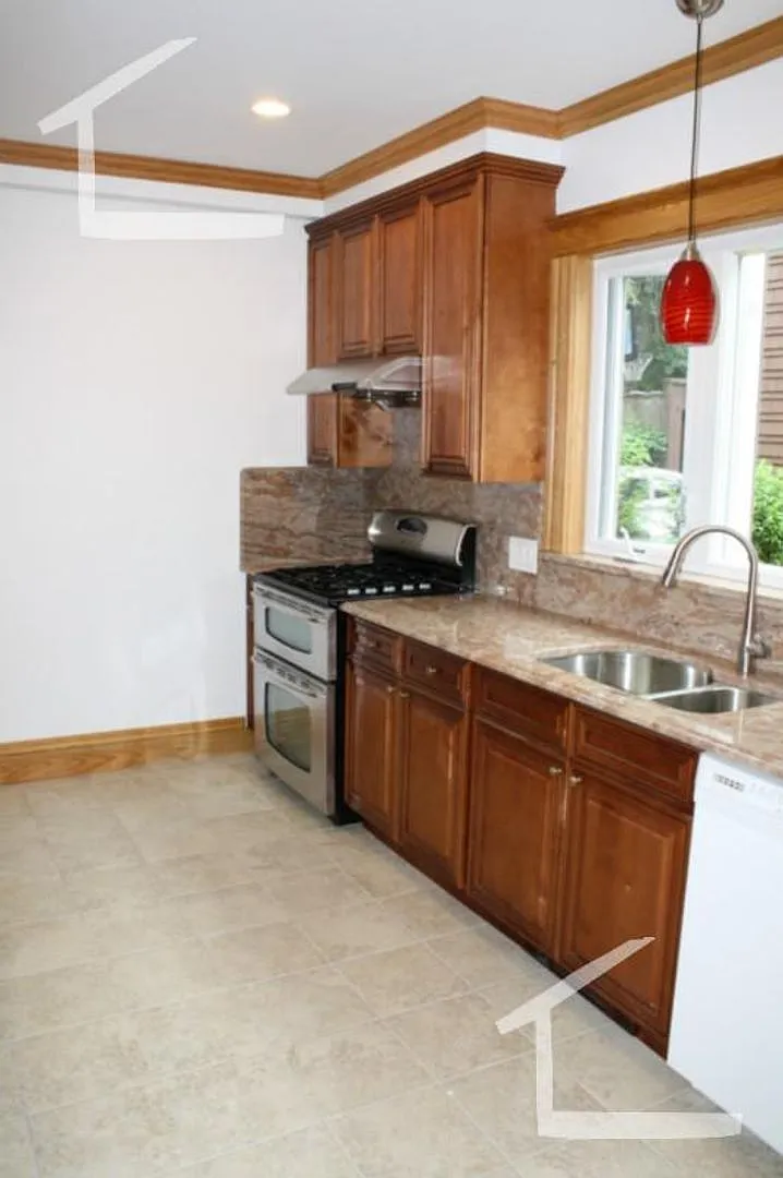 Fabulous XL Apt w 2 full bathrooms in Prime Brookline Area! Perfect for Grads and Working Pros al... — Photo 3