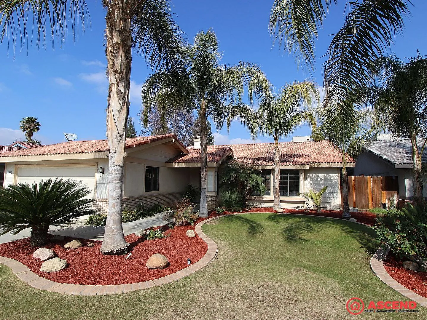 Spacious 4BD/2BA Home in Bakersfield's 93308 Fireplace, Pool, Pets Welcome! — Photo 1