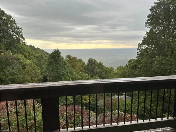 45 Villa Dr, Hillsville, VA 24343