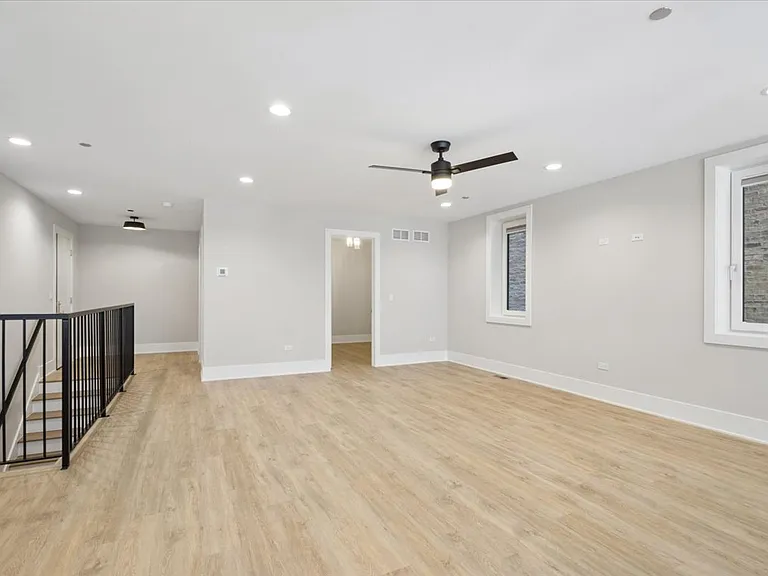 3839 N Clark St — Photo 10