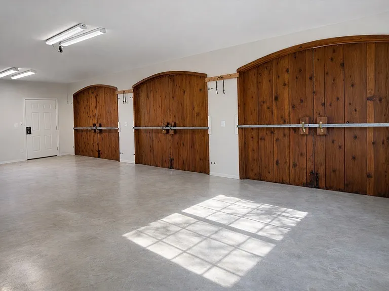 20250 Vineyard Ln — Photo 3