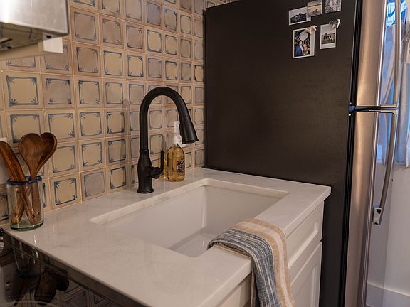 2nd image of 5516 Roosevelt Ave APT 106