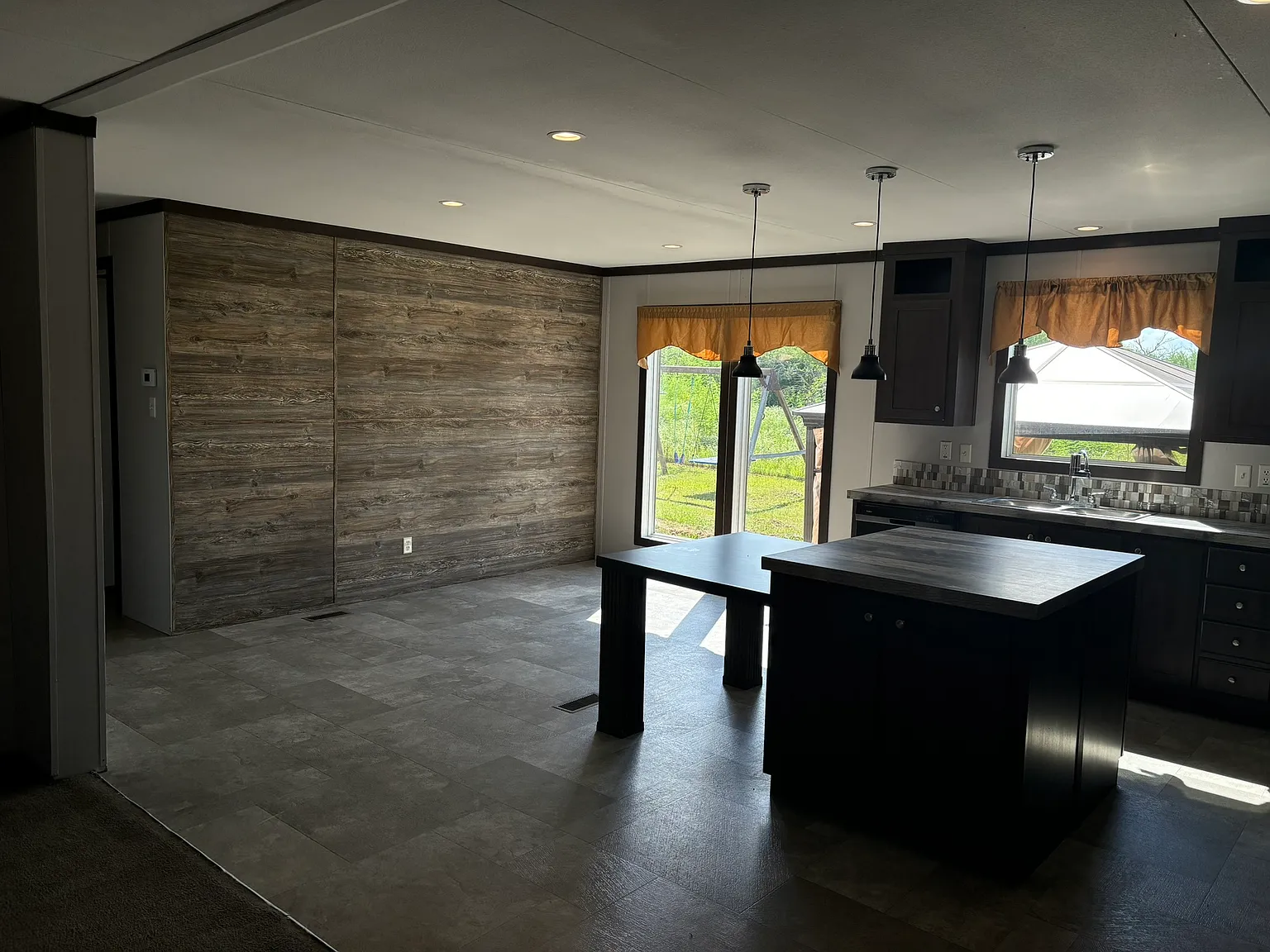 4 bed, 1792 sqft, $2,400 — Photo 2