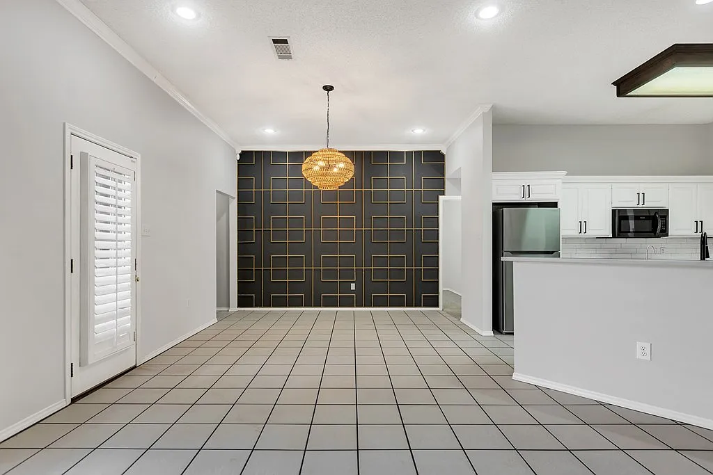 4 bed, 2.5 bath, 2158 sqft, $2,900 — Photo 3