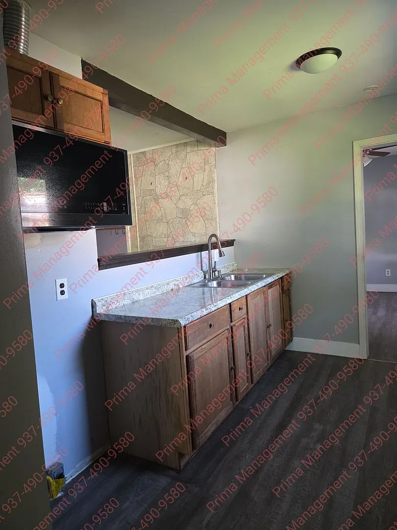 Great 3 bed 2 bath with AC close to everything! — Photo 4