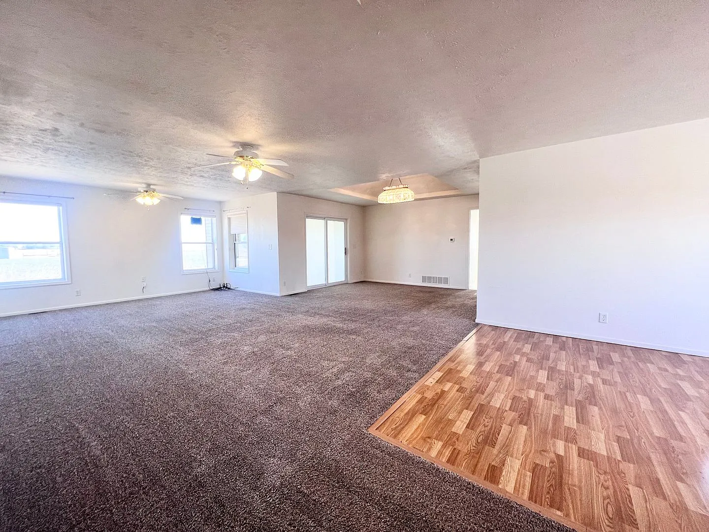 Country Living 3bd 2.5ba Home, with Large Outbuilding — Photo 4