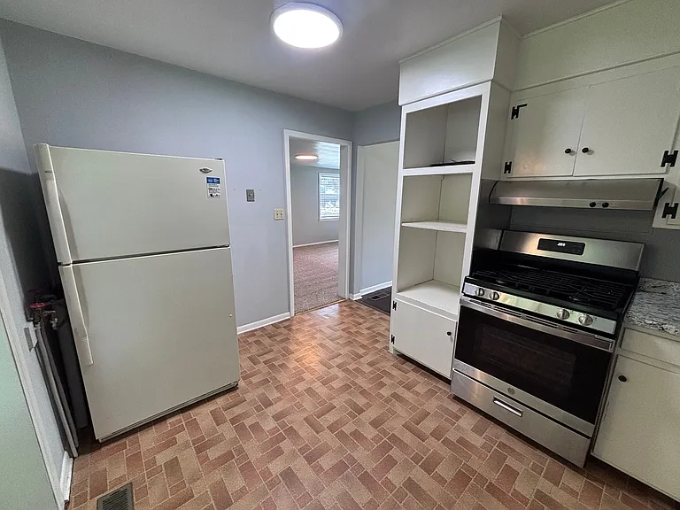 1818 S Ashwood Ave — Photo 4