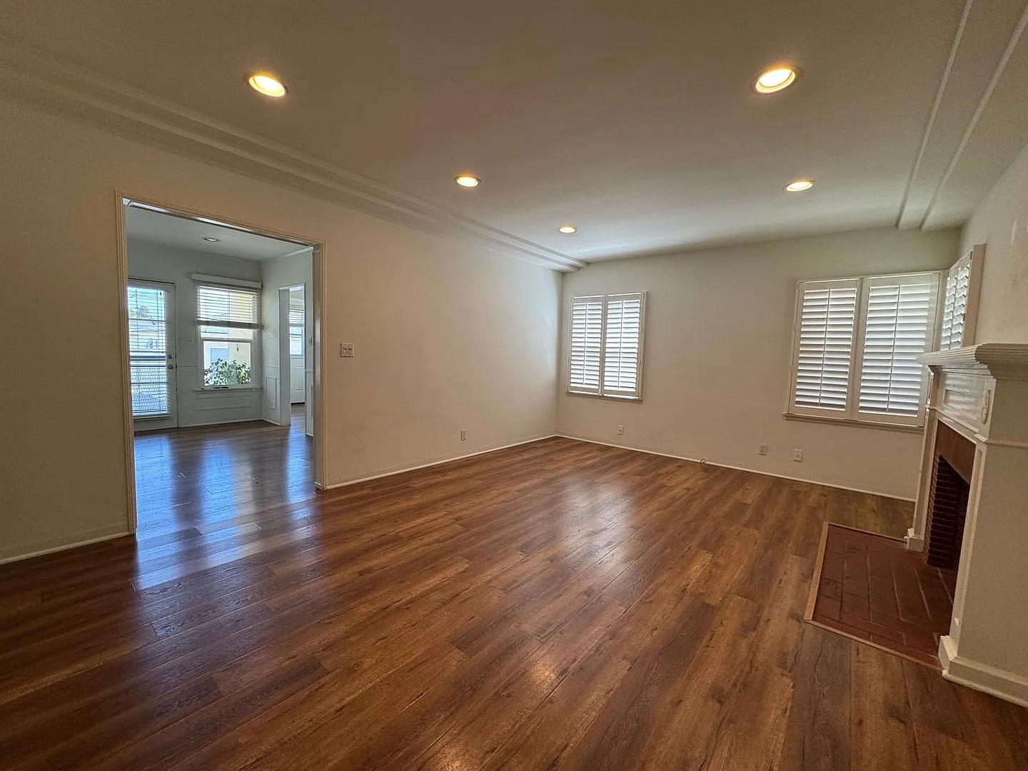 Charming Traditional Home with a Detached Guest House — Photo 1