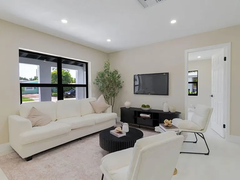 5409 NE 4th Ave — Photo 5