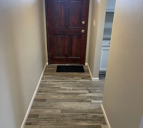 Entryway with outer screen door