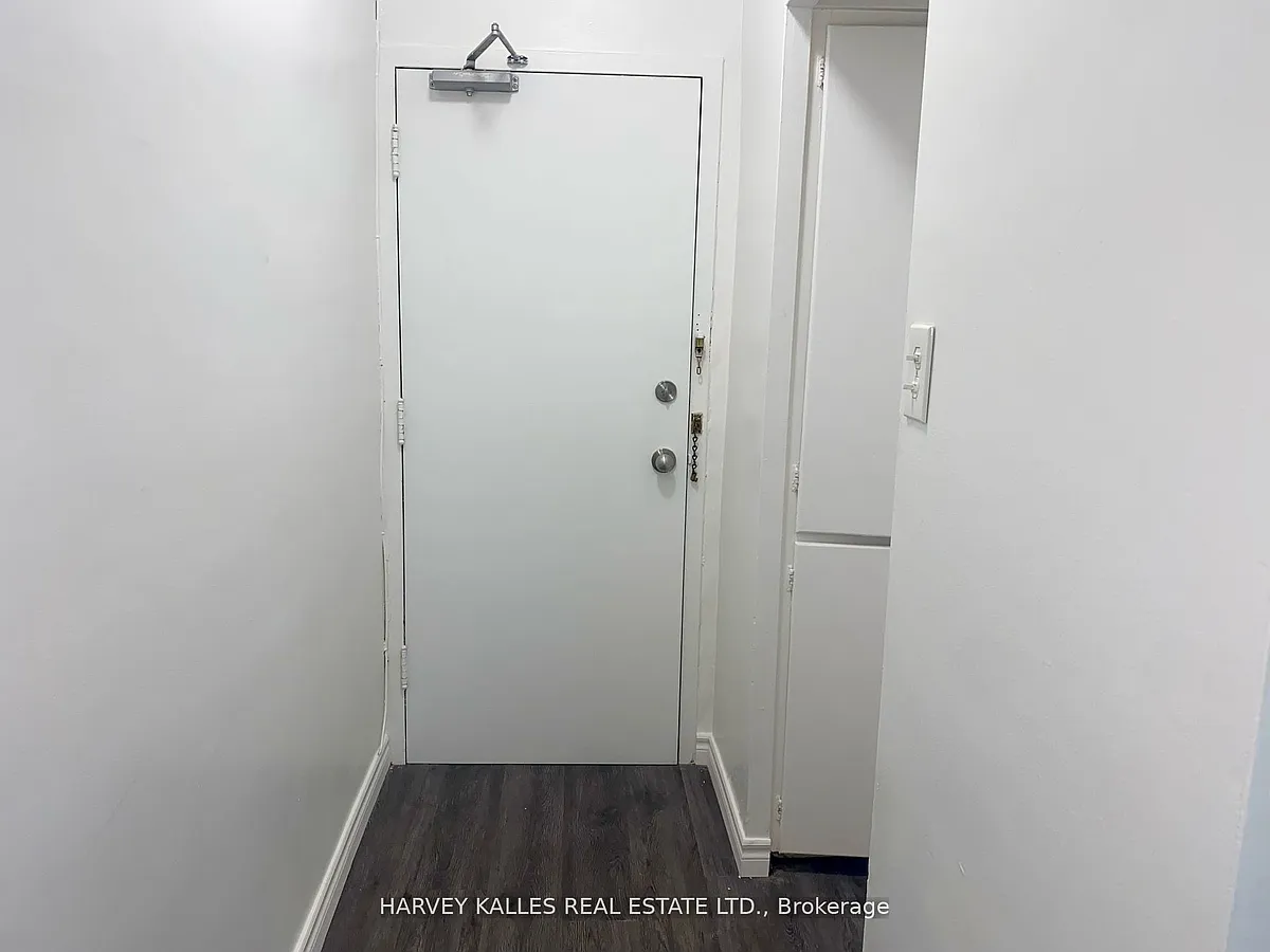 Building Photo - 1582 Bathurst St #105