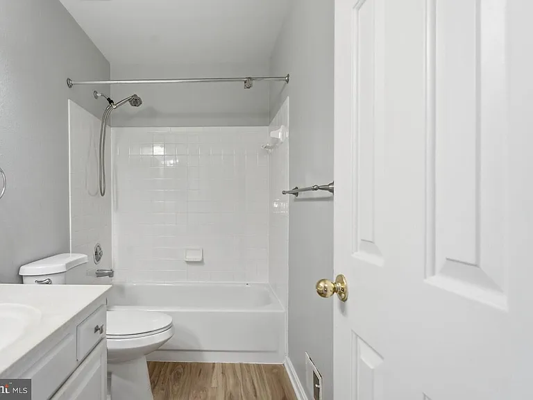 7035 Kings Manor Dr — Photo 30