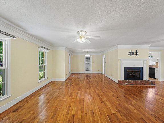 4th image of 902 Knight Dr